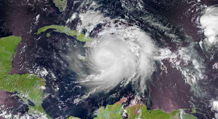 De categoria 4 na escala Saffir-Simpson, o fenômeno tocou a terra no extremo oriente da ilha, com ventos de até 220 km/h