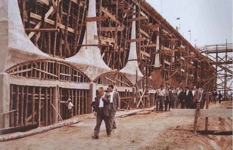 Uma das fotos da exposição: Israel Pinheiro (à frente) durante a construção do Palácio da Alvorada