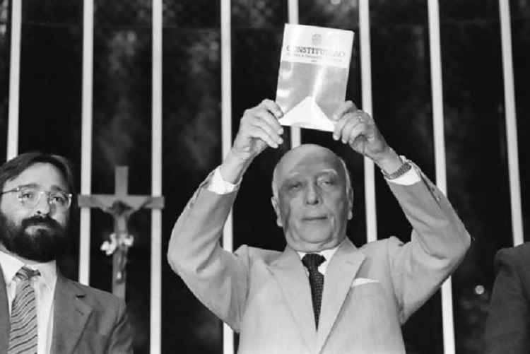 O então presidente da Assembleia Nacional Constituinte, Ulysses Guimarães, ao promulgar a nova Constituição Federal, em vigor até hoje. A Câmara dos Deputados fez sessão em homenagem aos 100 anos do político