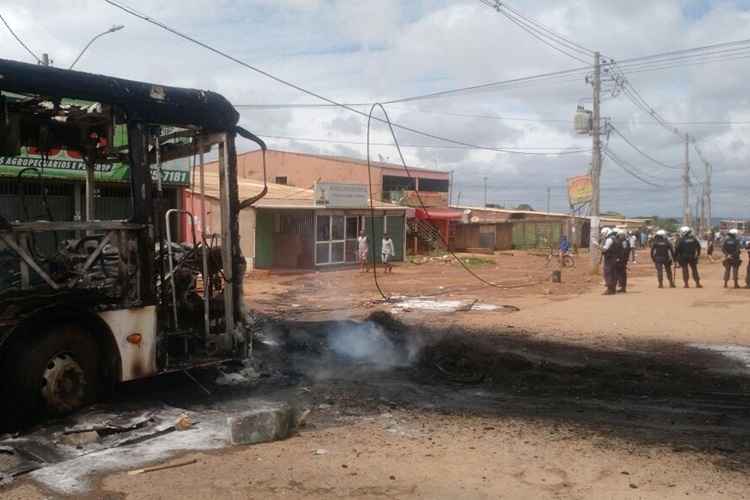 Retirada de invasores de terra termina com ônibus e pneus incendiados