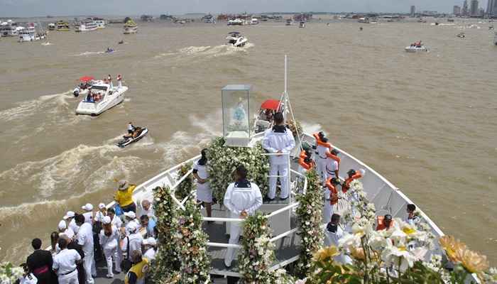 Capital paraense realiza neste domingo (9/10) a 224ª edição da maior procissão religiosa do mundo; celebrações de sábado incluíram homenagem a Nossa Senhora de Nazaré nas águas da Baía do Guajará