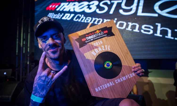 DJ A, residente da festa Melanina, bateu os cinco competidores no Red Bull Thre3style