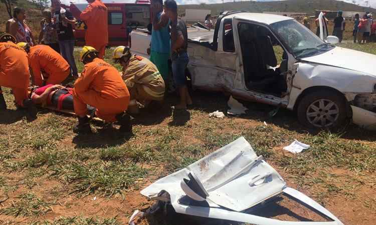 A ocorrência foi registrada na saída de São Sebastião e envolveu uma Saveiro e um Pálio Weekend