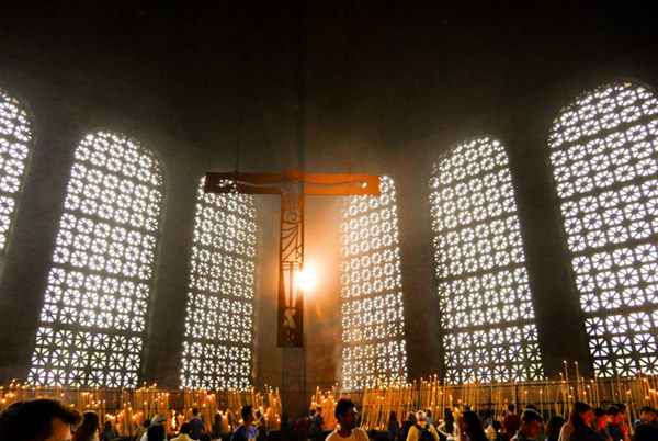 Ao fim da tarde estão programadas a procissão e o encerramento da novena de Nossa Senhora Aparecida. A partir das 21h, shows de Renato Teixeira, Gino e Geno, Rio Negro e Solimões e o cantor Rick Sollo devem animar o público