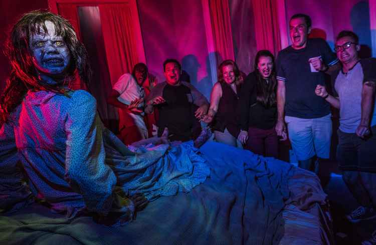 Com nove casas temáticas, a Halloween Horror Nights aprimora a sensação de terror no complexo de diversões inspirado em superproduções cinematográficas. O tema deste ano é o clássico O Exorcista