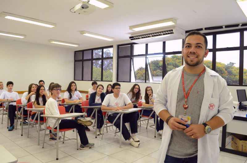 Thiago dá aulas de física e tenta manter a proximidade e o diálogo com os alunos para facilitar o aprendizado