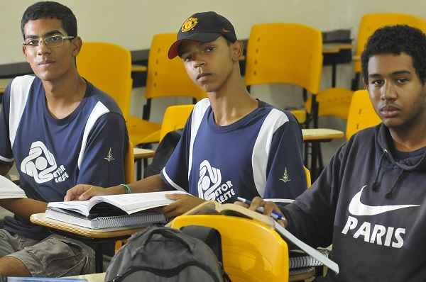 Wesley Aquino (oculos), Lucas Xavier (boné) e Helber Santos, alunos do Colegio Setor Leste, se preparam para o Enem