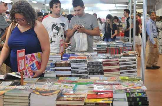 Realizada no Estádio Mané Garrincha, a Bienal Brasil do Livro e da Leitura reúne leitores, escritores e editoras