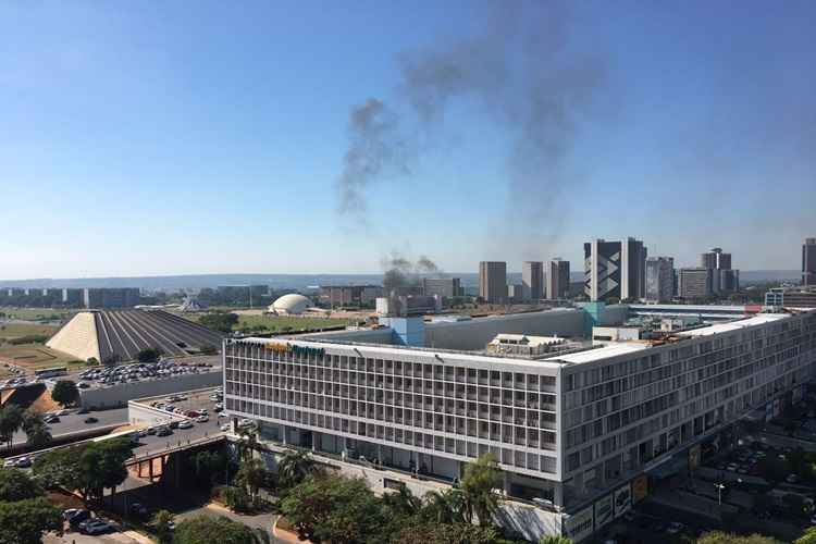 Simulação de princípio de incêndio no Shopping Conjunto Nacional assustou quem passava pelo local