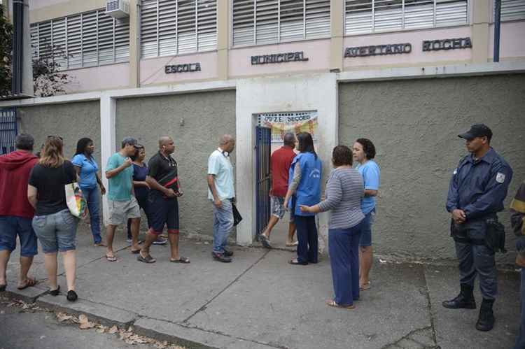 Eleitores na Escola Municipal Avertano Rocha, em Jacarepaguá, zona oeste do Rio de Janeiro (RJ)