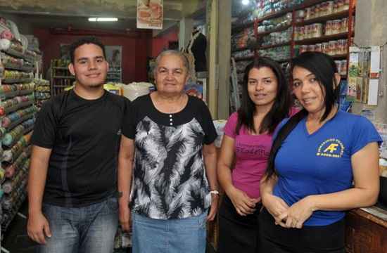 Cristina (de preto) com a equipe: Francineide, Dannyllo e Wilmara