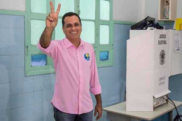 Max Filho, novo prefeito de Vila Velha, durante votação do 2º turno