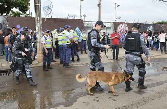 Cerca de 100 policiais militares participaram da retirada dos estudantes que ocupavam o Centro de Ensino Médio Ave Branca (Cemab), em Taguatinga