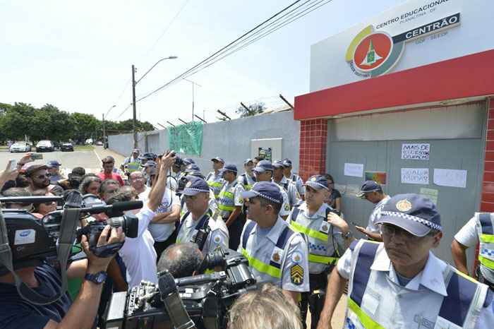 PM em frente ao Centro Educacional 1 de Planaltina, ocupado por estudantes secundaristas