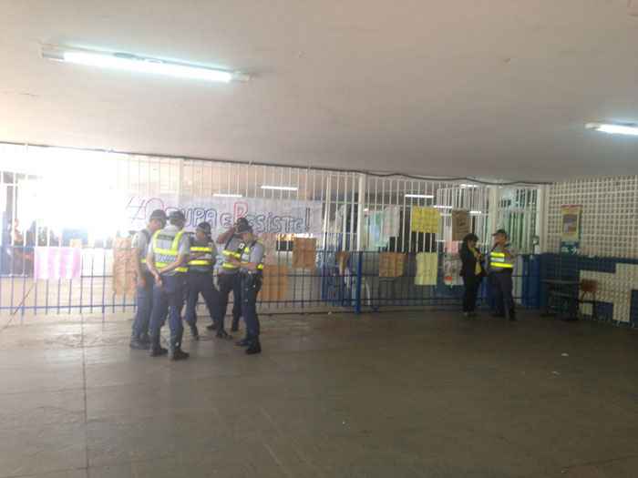 A polícia também negocia com estudantes no Centro de Ensino Médio Elefante Branco. Por enquanto, a escola continua ocupada