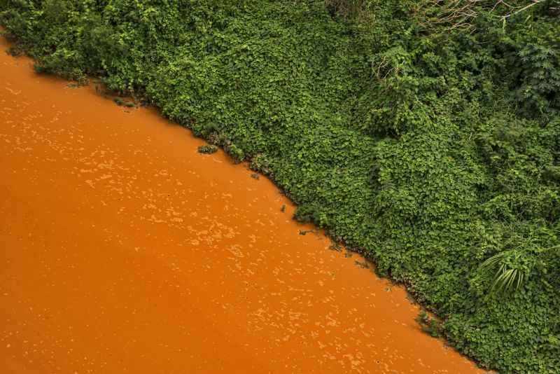 Rio tomado pela lama em Minas Gerais, em decorrência do rompimento de barragem em Mariana, em novembro de 2015