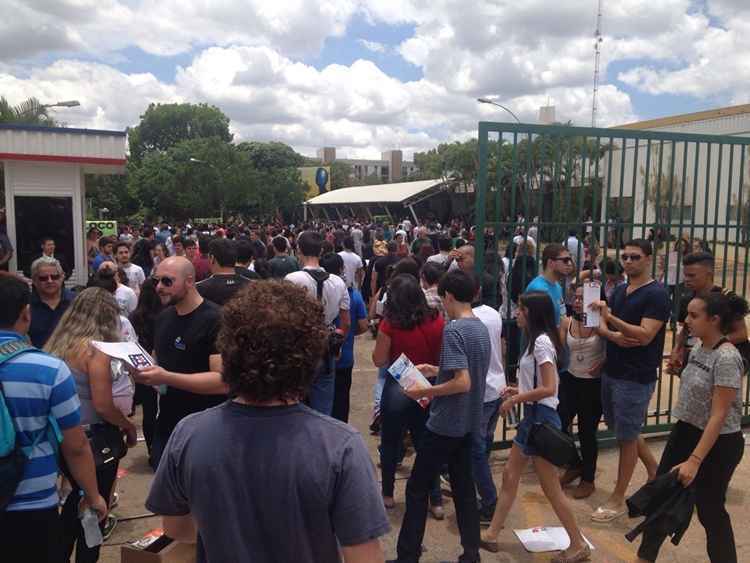 Movimentação intensa em frente a local de prova na Asa Norte