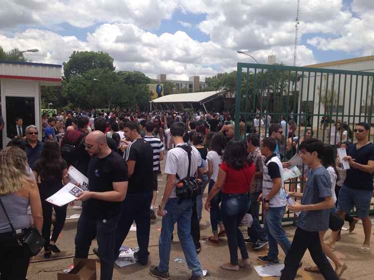 Movimentação era intensa mais cedo na entrada de local de prova na Asa Norte