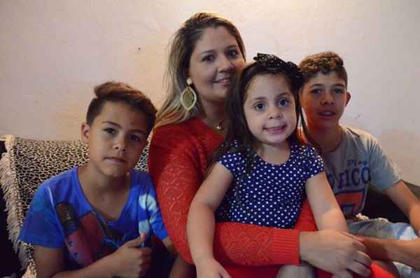 Vânia com três de seus quatro filhos: família e carreira são importantes