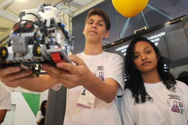 Os alunos do Centro de Ensino Fundamental 8, de Sobradinho, Wesley de Souza e Lorrane Tintino