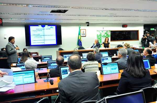 O ministro Mendonça Filho fala aos deputados sobre a MP do Ensino Médio