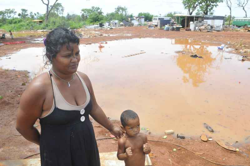 Catadora de material reciclável, Tatiana Araújo veio da Bahia e divide um barraco de lona com quatro filhos