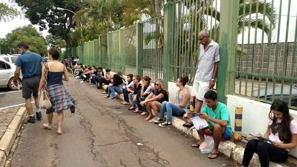 Alunos aguardam a abertura dos portões em frente ao Ceub.