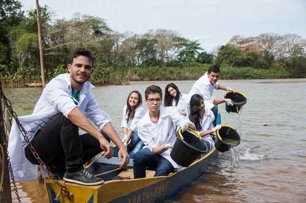 O professor Wemerson Nogueira levou os alunos ao Rio Doce para coletar e analisar a água