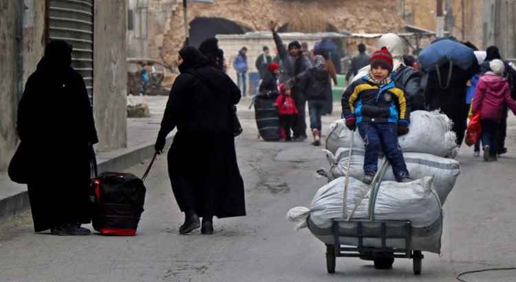 Famílias sírias são obrigadas a fugir de suas casas para se proteger dos conflitos na cidade de Aleppo