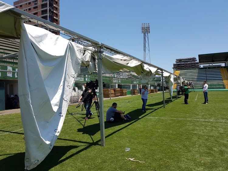 Montagem da estrutura do funeral coletivo na Arena Condá