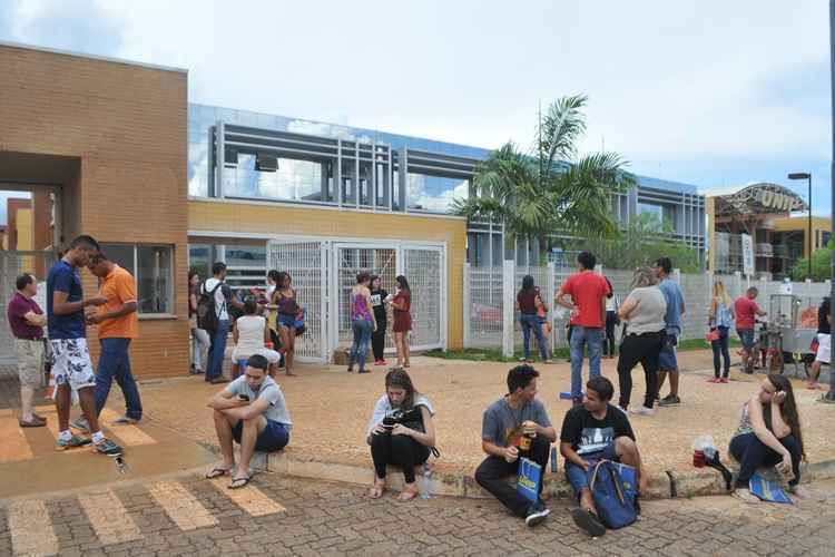 A avaliação começou às 13h30 e, duas horas depois, às 16h30, alguns estudantes já começaram a deixar os locais de provas