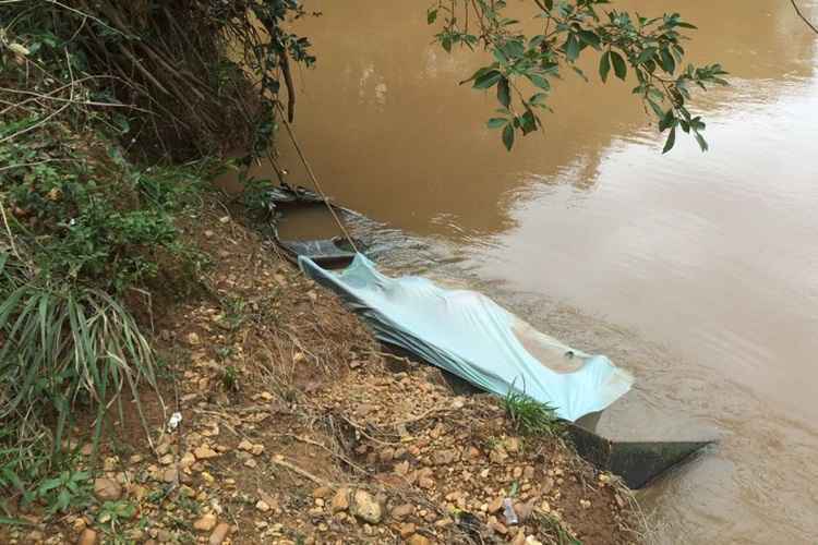 Integrantes do resgate dos bombeiros encontraram o corpo de Ana Cristina Ribeiro dos Santos, 34 anos, no Córrego São Bartolomeu na área rural de São Sebastião, 5km distante do local do acidente