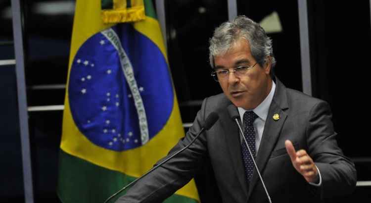 O presidente interino do Senado, Jorge Viana (PT-AC) chegou por volta das 11h desta terça-feira (6/12), à residência oficial da Casa