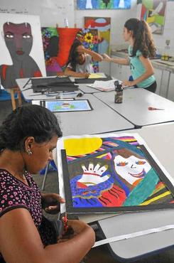 Sala de artes do Atendimento Especializado do Guará: liberdade para a imaginação