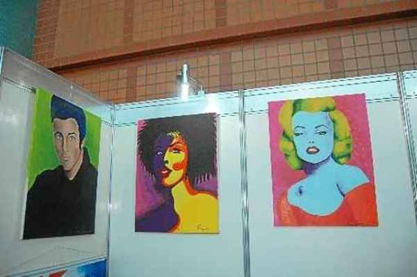 Quadros produzidos por alunos de altas habilidades fizeram parte de exposição em comemoração às quatro décadas de existência do Atendimento Educacional Especializado: traços contemporâneos e cores fortes