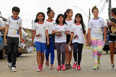 Alunos da Escola Classe 15 de Ceilândia, uma das finalistas, fazem panfletagem na comunidade para ensinar a reciclar o óleo. Também têm usado os restos de comida para adubar a horta: 