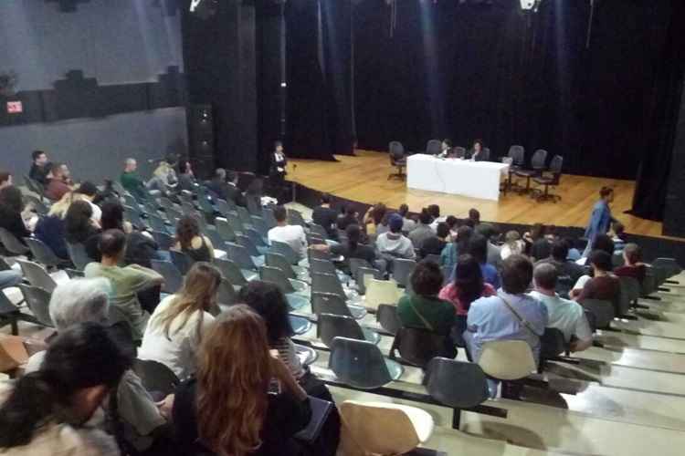 Estudantes discutem com advogada os termos do documento com as pautas do grupo