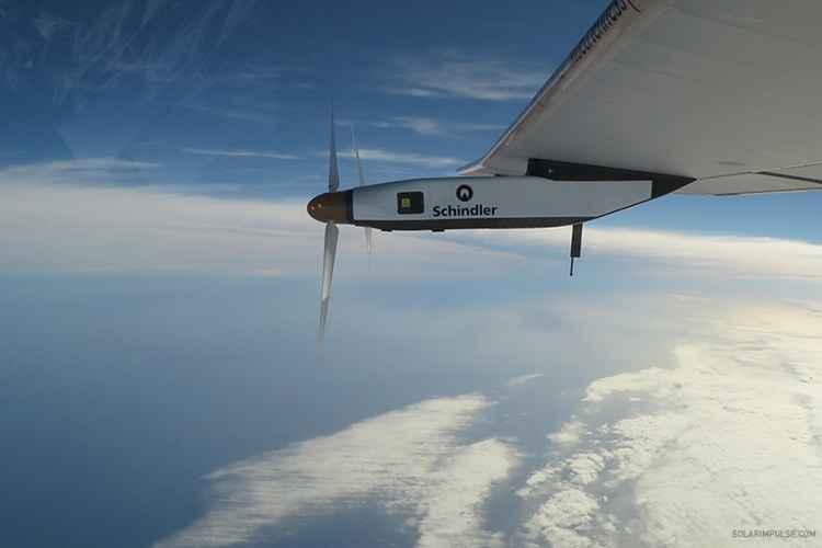 O Solar Impulse II viajou a 50 km/h e atingiu altitude máxima de 8,5 km do nível do mar.