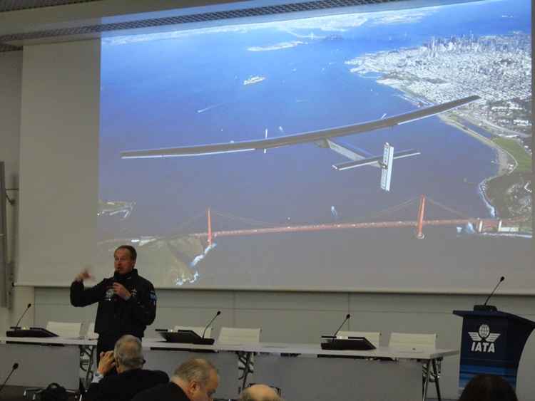 O engenheiro Andre Borschberg explica que a experiência do Solar Impulse II deve levar sociedade a um novo padrão de produção e uso de energia.