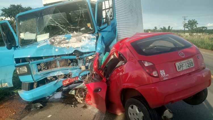 Vítimas ainda não foram identificadas. A colisão frontal deixou o carro de passeio totalmente destruído.