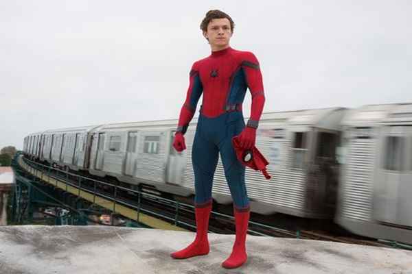 Tom Holland como Homem-Aranha