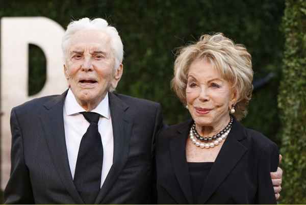 Kirk Douglas comemora os 100 anos hoje, dos quais 62 passou lado da esposa, Anne