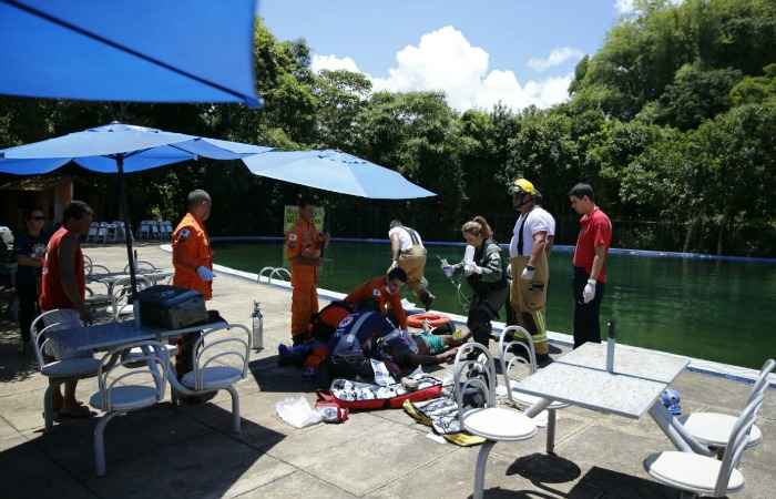 Corpo de Bombeiros tentaram reanimar funcionário do clube durante mais de uma hora, mas ele morreu no local