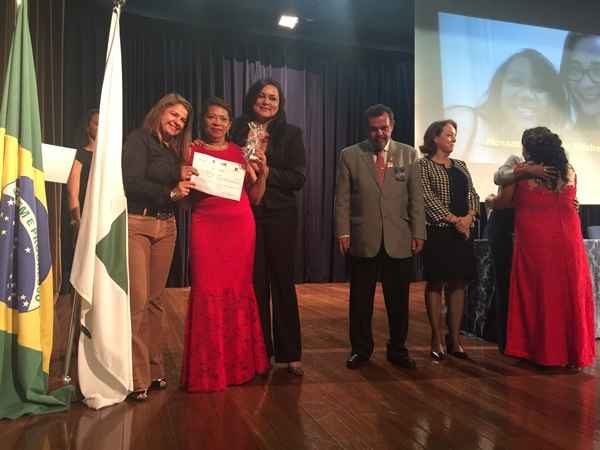 Legenda foto 287 - esquerda para a direita: Rejane Oliveira (Suprenitendente da Sustentare) Maria Vieira Teixeira (gari), Williani Carvalho (coordenadora de RH da Sustentare)