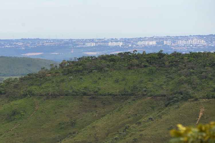 O aqueduto pode ser avistado de longe, por meio do corte no Morro do Falcão, na Área Urbana de Luziânia