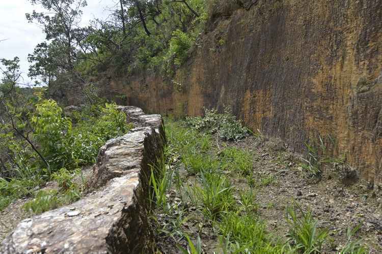 Em um dos pontos, há ainda o piso e as laterais de pedra