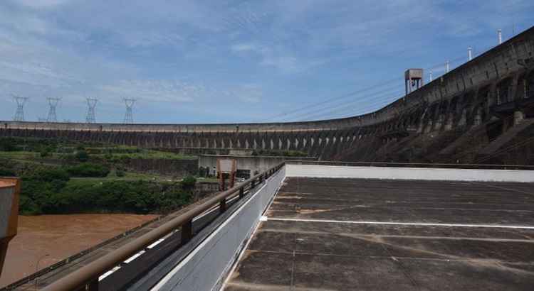 O Tratado de Itaipu estabelece que a energia da usina é dividida igualmente entre Brasil e Paraguai. Como não consome toda a eletricidade a que tem direito, o Paraguai vende o excedente para o Brasil