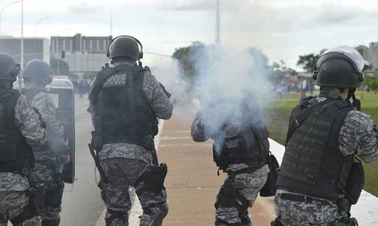 A via S1 foi bloqueada, desde a alça leste da Rodoviária, até a Catedral. De acordo com a PM, a via está com blocos de concreto que os manifestantes jogaram