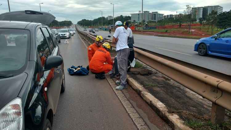 Dois carros e um moto se chocaram. Motociclista foi encaminhado para o Hospital de Base com ferimentos na perna esquerda