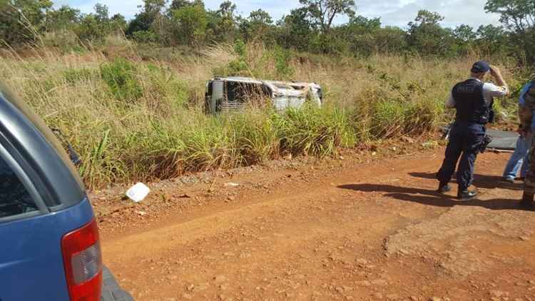 Foto de caminhonete capotada na beira de estrada no gama